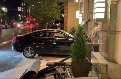 В Нью-Йорке автомобиль въехал в Trump Plaza - ВИДЕО