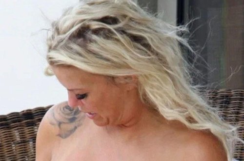 4 dəfə sinəsini əməliyyat etdirən aparıcı büsqaltersiz günəşləndi - FOTO