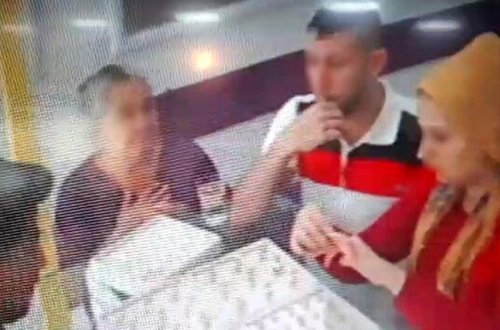 Gəlinlə bəy qızıl satıcısının başını qatdı, QAYINANA ÜZÜYÜ OĞURLADI - VİDEO