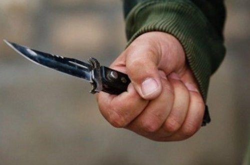 Bakıda 13 yaşlı oğlan anasına mesaj yazan 27 yaşlı gəncə 7 bıçaq vurdu