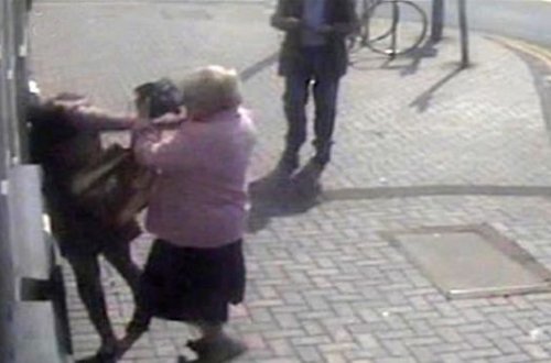 81 yaşlı qadın pulunu oğurlamaq istəyən gənc qızı döydü - FOTO/VİDEO