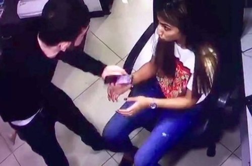 Ревнивец изрезал бывшую жену на глазах у ее коллег - ВИДЕО