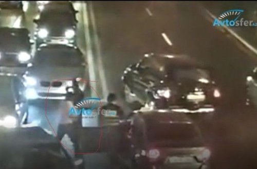 Bakıda taksi sürücüsü yol polisinə hücum etdi - VİDEO