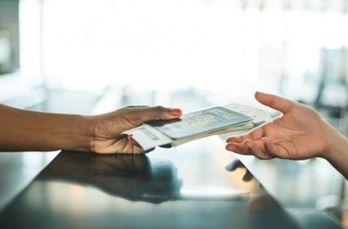 Азербайджанцу запретили выезд из России