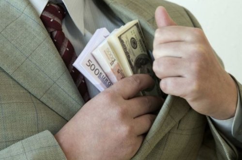 В Баку мошенник обманул людей на 39500 манат