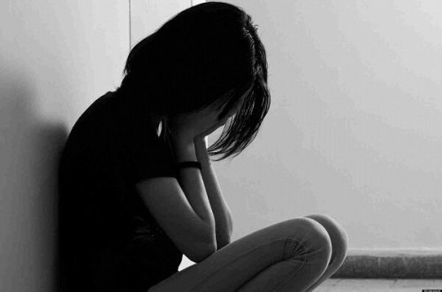 Azərbaycanda valideynləri tərəfindən atılan 15 yaşlı qızı zorladılar