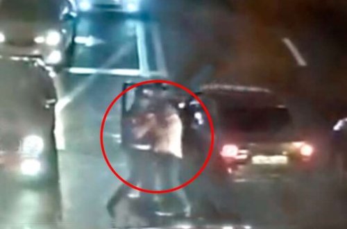 Bakıda taksi sürücüsü yol polisinə belə hücum etdi — VİDEO