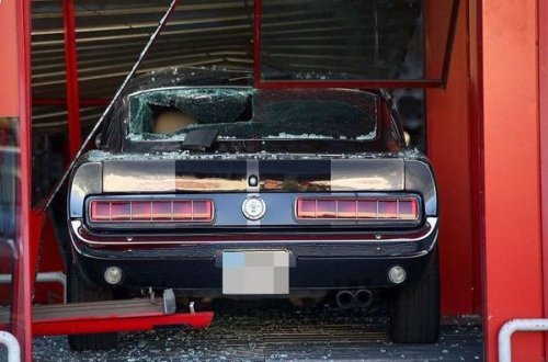 Воры разбили раритетный автомобиль ради кражи PlayStation - ВИДЕО