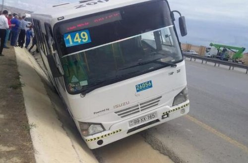 Bakıda marşrut avtobusu drenaj kanalına düşdü - FOTO
