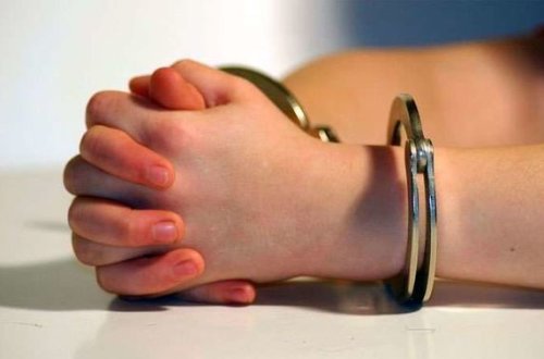 Polis məktəblilərin qoluna qandal vurdu və işdən qovuldu