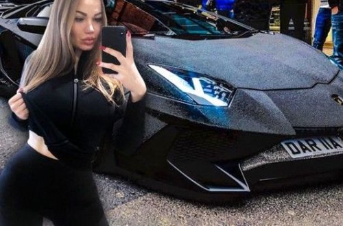 Məşhur model avtomobilləri ilə hərkəsi heyrətləndirir - FOTO