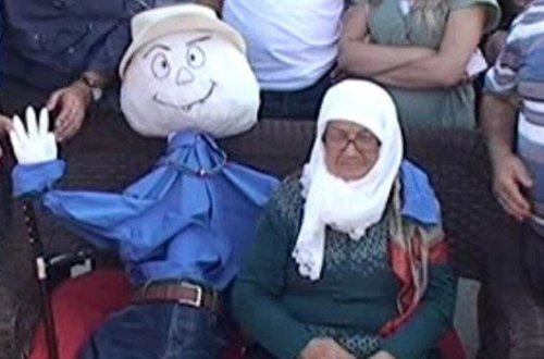 Ölən ərinin kuklasını düzəltdirib pul yığır - FOTO