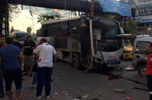 Türkiyədə polisləri daşıyan avtobus bombalandı
