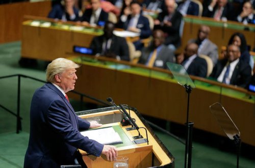 Amerikalı nazir Trampın çıxışı zamanı yuxuladı - VİDEO