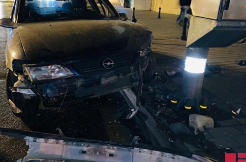 В Баку автомобиль врезался в столб, есть пострадавший –ФОТО