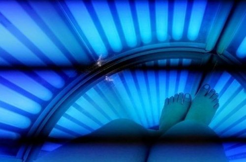 Любовь к загару довела женщину до дыры в носу - ФОТО