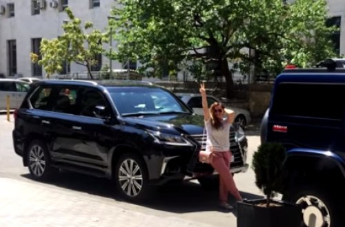 Xatirə arxasınca danışan şəxsin olduğu AVTOBUSUN QABAĞINI KƏSDİ - Gəl bura... - FOTO