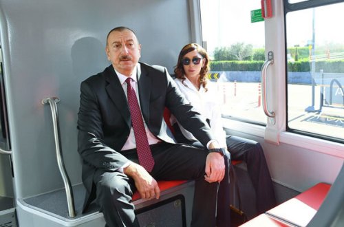 Prezidentlə xanımı yeni avtobuslara da baxdı - VİDEO
