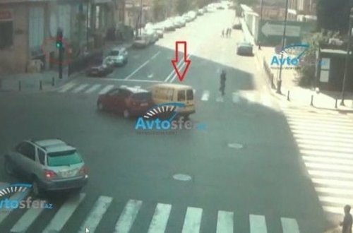 В Баку водитель совершил тяжелое ДТП, проехав на красный свет - ВИДЕО