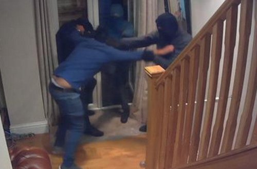 Əliyalın kişi 4 silahlı oğrunu təkbaşına döydü - Film kimi hadisə - VİDEO