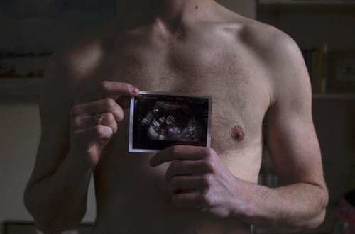 Məhkəmə uşaq dünyaya gətirən trans kişi ilə bağlı qərar verdi - FOTO