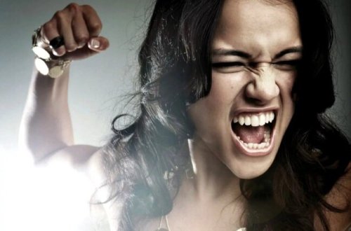 Hakimin qərarından qəzəblənən baldız məhkəmənin qarşısında gəlini döydü - VİDEO