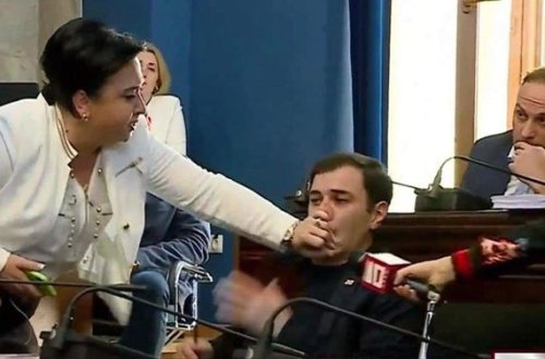 Gürcüstan parlamentində dava: Qadın deputat kişi həmkarını döydü – FOTO/VİDEO
