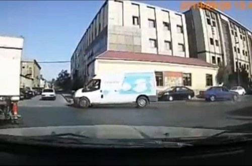 Водитель грузовика устроил аварию и сбежал - ВИДЕО