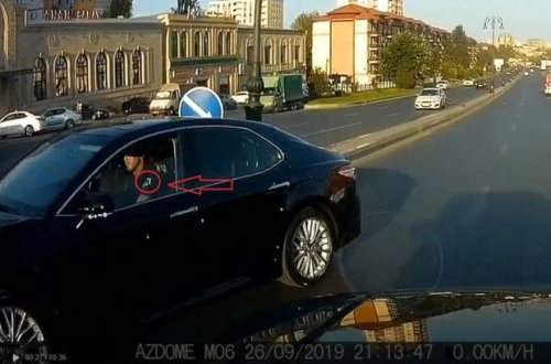Bakıda yol polisi qaydanı belə pozdu - VİDEO