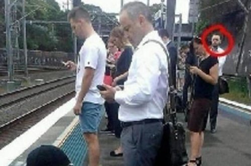 Bütün interneti düşündürən sual: Fotodakı bu adam niyə işarələnib?