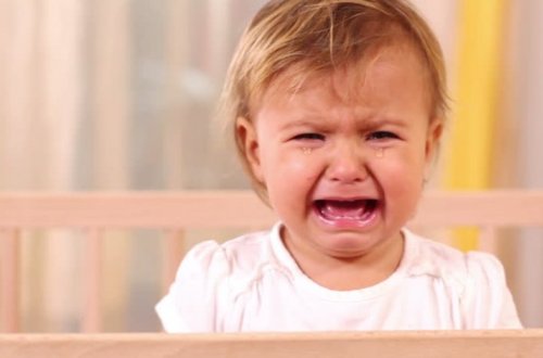 Отец избивал свою маленькую дочь за то, что та не умеет ходить - ВИДЕО