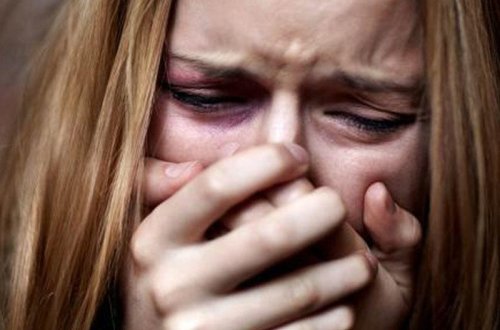 Qayınana 20 günlük gəlininin boğazını cırdı - Azərbaycanda