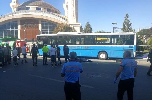 Ankarada marşrut avtobusu dayanacağa çarpıldı: ölənlər var