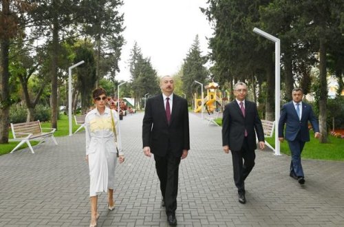 İlham Əliyev və xanımı Atatürk prospektindəki parkda - FOTO