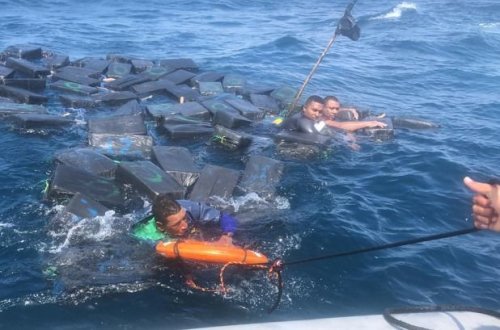 Narkotacirlərin qayığı okeanda batdı, kokainlə dolu çantalar sayəsində sağ qaldılar