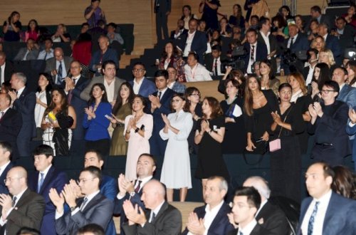 Mehriban Əliyeva festivalın bağlanış tamaşasında - Foto