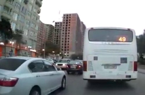 Bakıda avtobus sürücüsü qırmızıda keçdi, 
