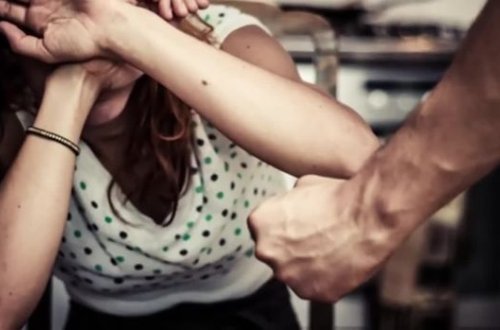 Bakıda kişi arvadını ölümünə döydü - Atası evində