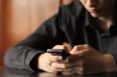 Kişi mobil telefonda oyun oynayarkən yatdı və öldü - VİDEO