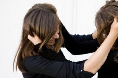 Девушки устроили драку в бакинском метро - ВИДЕО