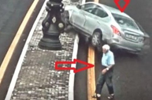 Yaşlı kişini vurmamaq üçün ağır qəza törətdi - VİDEO