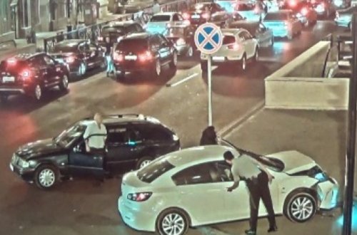 В Баку женщина устроила ДТП и снесла дорожный указатель - ВИДЕО