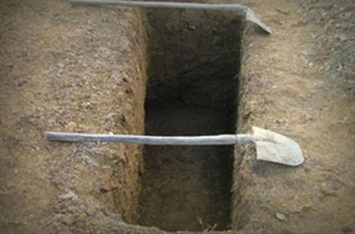 Ölən qonşusu üçün məzar qazarkən öldü