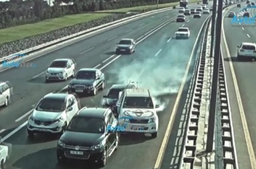 Опубликовано видео жуткой аварии на дороге, ведущей в аэропорт - ВИДЕО