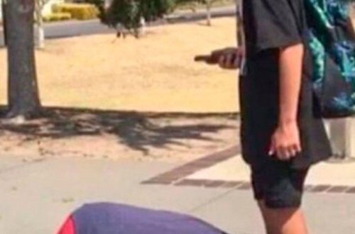 Yəhudi uşaq müsəlmanın ayağını öpür - Qalmaqal yaradan FOTO