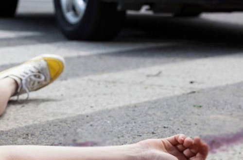 Azərbaycanda qəzəblənən qayınata mülkə görə maşınla gəlinini vurdu - YENİLƏNİB