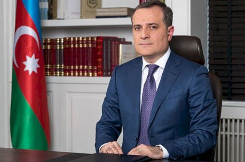 Ceyhun Bayramov müəllimləri təbrik etdi