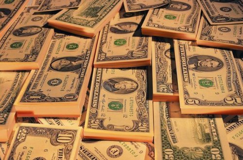 Milyarder insanların başına pul səpdi - VİDEO