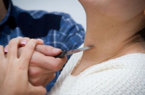 Bakıda kişi övladının gözü qarşısında arvadının başını kəsdi - TƏFƏRRÜATLAR