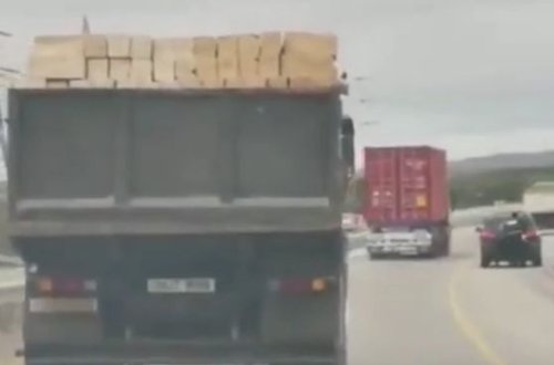 Azərbaycanda yük maşınında nömrə əvəzinə “Unut məni” yazıldı: araşdırma başladı - VİDEO